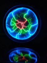 Esfera de plasma azul com relâmpagos verdes e vermelhos, refletida na superfície abaixo, destacando-se no fundo escuro.