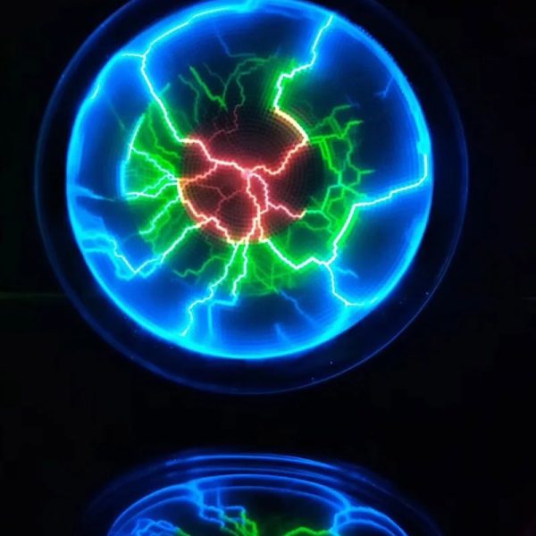 Esfera de plasma azul com relâmpagos verdes e vermelhos, refletida na superfície abaixo, destacando-se no fundo escuro.