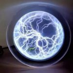 Vista frontal de um disco de plasma azul com relâmpagos brilhantes dentro, mostrando a energia elétrica em movimento.