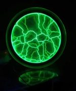 Disco de plasma azul com relâmpagos verdes brilhantes, mostrando a descarga elétrica dentro do dispositivo.