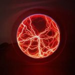 Disco de plasma azul com descargas elétricas visíveis, mostrando padrões de faíscas e linhas de energia dentro de uma esfera iluminada.
