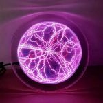 Disco de plasma azul com relâmpagos brilhantes e padrões de eletricidade visíveis na superfície, iluminando suavemente o ambiente ao redor.
