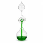 Pipeta de laboratório de vidro contendo um líquido verde, usada para experiências científicas ou demonstrações educativas.