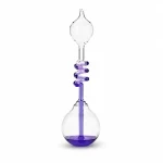 Pipeta de laboratório de vidro com espiral roxa, usada para a manipulação precisa de líquidos em ciências.
