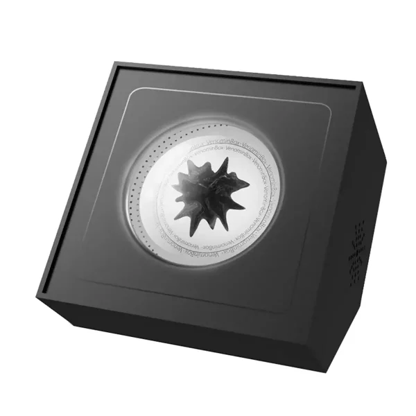 Gerador de plasma com esfera de vidro e luzes brilhantes, visto de cima, em caixa preta compacta.