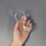 Lupa de vidro transparente com alça, usada para observação detalhada de objetos pequenos em experimentos científicos.
