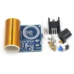 Componentes eletrónicos incluindo motor, sensor, relé, bateria, e placa de circuito impresso, dispostos em linha sobre fundo branco.