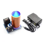 Tubo de plasma com efeito de luz azul, componente elétrico, e adaptador de energia, usado em demonstrações científicas educativas.