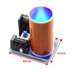 Mini bobina de Tesla com componentes eletrónicos, incluindo um condensador de cobre, motor e circuito, sobre uma base metálica com dimensões de 40mm por 31mm.
