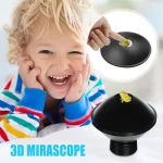 Criança sorridente observa o mirascope 3D com detalhes de uma figura de borboleta na superfície.
