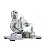 Microscopio de laboratório com lente, tubo de amostra e frasco de reagentes, usado para observações científicas detalhadas.