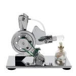 Motor de vapor de laboratório com tubo de escape, engrenagens e recipiente de água com vapores a sair.