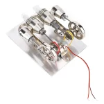 Motor de combustão com pistões, válvulas e sistema de ignição, exibido numa base metálica com fios conectados.