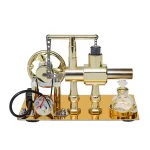 Máquina de vapor de estilo vintage com componentes de metal dourado, tubo de escape, rodas e válvulas, em uma base de madeira.