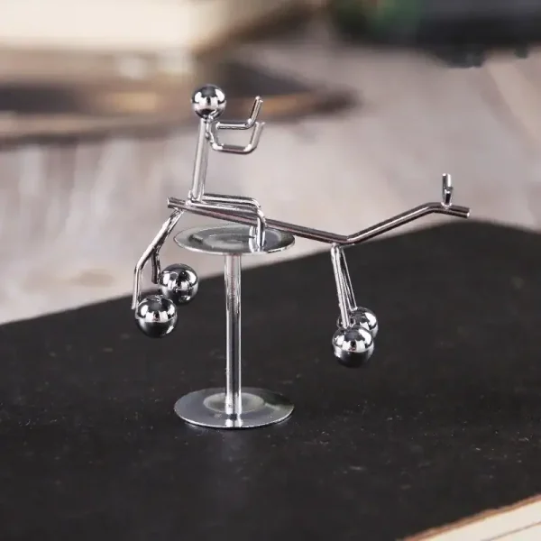 Modelo de molécula de ferro em miniatura com esferas de metal e ligações.