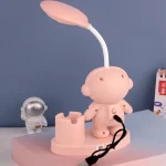 Luminária de bebé com cabeça redonda, braços e uma lâmpada de plasma suspensa por um tubo flexível na cabeça.