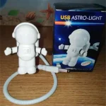 Miniatura de astronauta USB com luz, com embalagem e detalhes do produto visíveis.