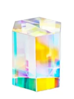 Pequeno cristal de forma rectangular com efeito holográfico multicolorido, refletindo luzes em tons de azul, amarelo, rosa e verde.