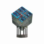 Escultura de vidro com padrões coloridos e textura brilhante, apoiada em suporte de metal com base circular.