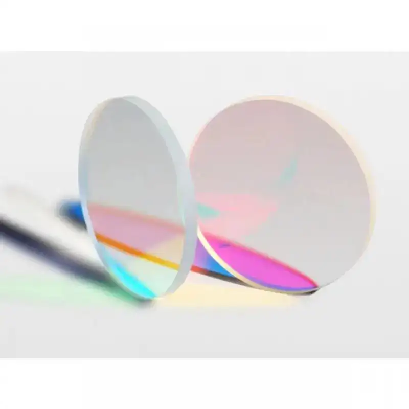 Lentes de contacto com efeito de luz, refletindo cores pastel e um padrão de arco-íris, colocadas sobre fundo branco.