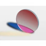 Lâmpada de plasma com luzes azuis, rosas e brancas, destacando-se pelo efeito de cores e brilho.