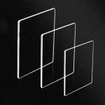 Três molduras de vidro de diferentes tamanhos, dispostas em sequência, com fundo preto, destacando a transparência e o design minimalista.