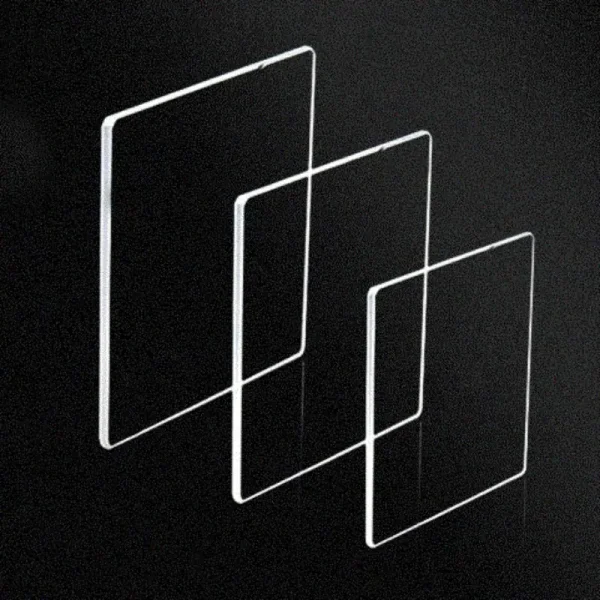 Três molduras de vidro de diferentes tamanhos, dispostas em sequência, com fundo preto, destacando a transparência e o design minimalista.