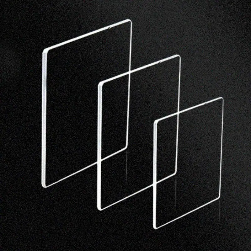 Três molduras de vidro de diferentes tamanhos, dispostas em sequência, com fundo preto, destacando a transparência e o design minimalista.