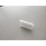 Recipiente de plástico transparente com tampa, visto de lado, sobre fundo branco.