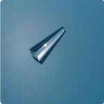 Lâmpada de plasma de vidro com forma alongada, colocada sobre uma superfície azul, com brilho refletido na extremidade superior.