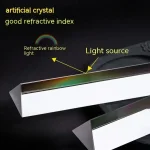 Cristal artificial com índice de refração bom, luz de fonte ilumina uma peça retangular com reflexão de arco-íris.
