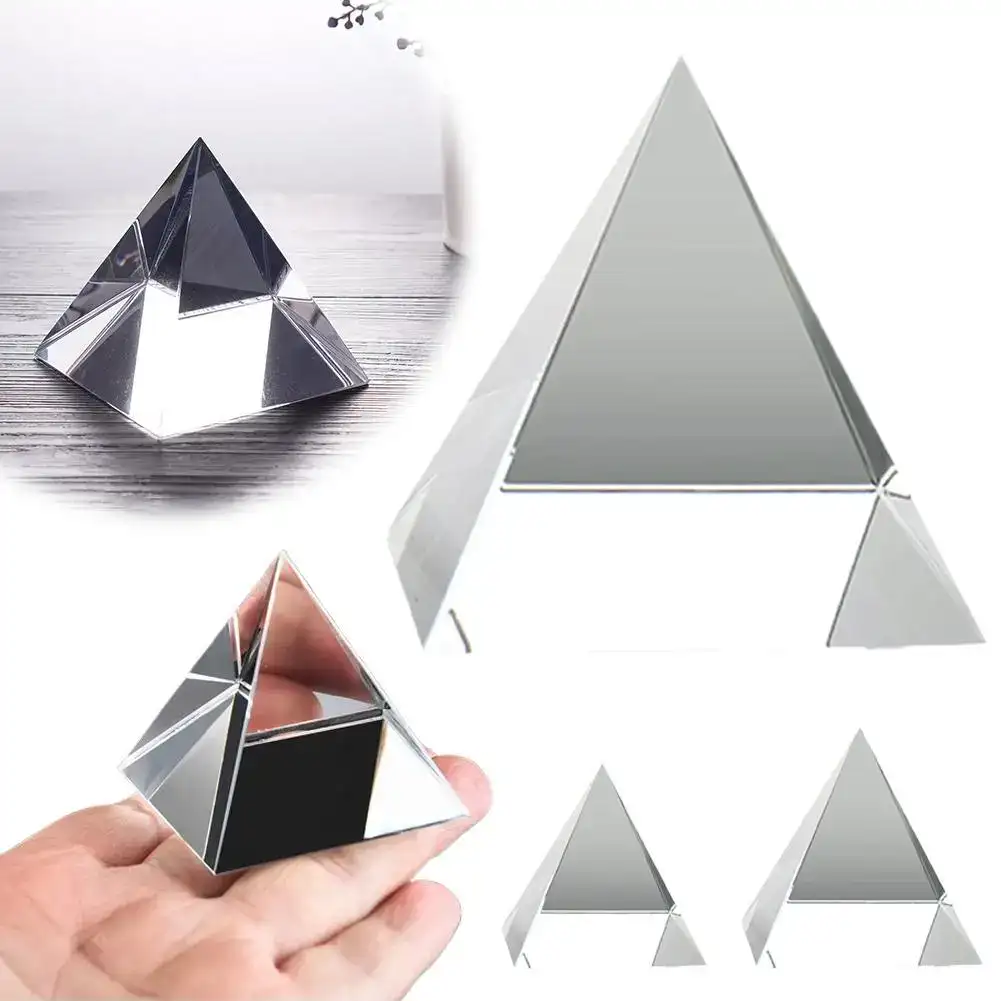 Piramide de espelho de alta precisão com superfícies polidas, refletindo luz de forma nítida, vista de diferentes ângulos e uma mão segurando uma das peças.