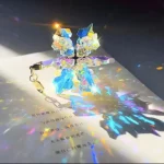 Pequeno cristal de prisma com efeito de dispersão de luz, refletindo cores vibrantes e criando um arco-íris de luz na superfície.