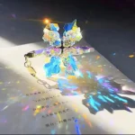 Cristal multifacetado refletindo luz, criando um efeito de arco-íris e sombra colorida sobre uma folha de papel com texto em chinês.