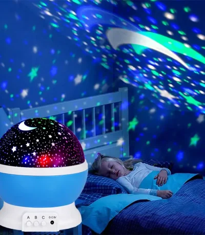 Projetor de luz de estrelas com efeito de estrelas e lua, iluminando o quarto de uma criança enquanto ela dorme.