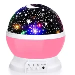 Lâmpada de plasma com projeção de estrelas e lua, luzes coloridas, base branca, controle de botões na frente, ideal para decoração científica e educativa.