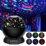 Lâmpada de projeção com esfera preta que projeta estrelas coloridas no teto e paredes, com diferentes modos de cores e efeitos luminosos.