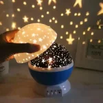 Lâmpada de projeção de estrelas com luz quente, mostrando estrelas e constelações no teto e parede.