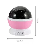 Mini projetor de estrelas com esfera negra decorada com estrelas e planeta, base branca com botões de controlo, dimensões de 14cm de altura e 12,5cm de diâmetro.