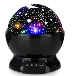 Lâmpada de plasma com projeções de estrelas, lua e constelações, luzes coloridas, base preta com controlos, ideal para decoração científica e educativa.
