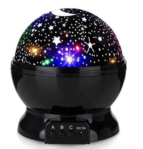 Lâmpada de plasma com projeções de estrelas, lua e constelações, luzes coloridas, base preta com controlos, ideal para decoração científica e educativa.