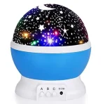 Lâmpada de plasma com projeção de estrelas e luas, luzes coloridas e efeito de céu estrelado, vista frontal.