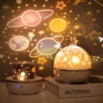 Projetor de estrelas com luz de animais, incluindo um coelho, projetando constelações no teto com efeitos de estrelas e planetas.