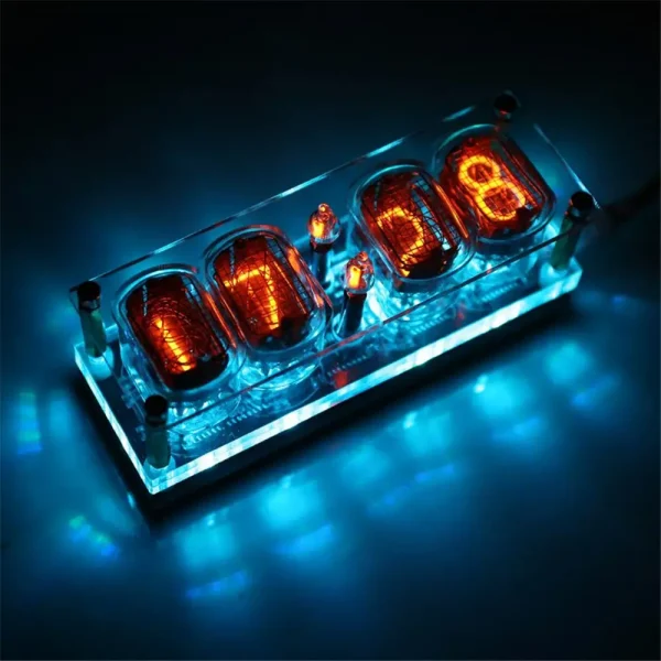 Relógio Nixie com tubos de néon iluminados exibindo números em tom laranja sobre base de acrílico transparente.