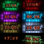 Conjunto de oito relógios digitais de LED com diferentes cores de luz, exibindo horas e minutos em vários ângulos e configurações.