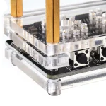 Detalhe de um dispositivo de laboratório com componentes de metal e plástico, incluindo botões e tubos de ensaio, usado em experimentos científicos.