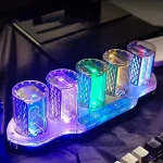 Relógio de contagem com cinco cilindros transparentes iluminados por LEDs de várias cores, exibindo números em diferentes cores e padrões de luz.