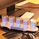 Cinco tubos de plasma transparentes com luz azul, dispostos numa base de acrílico, com um monitor ao fundo e cabos conectados.