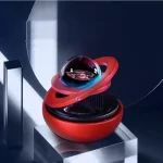 Modelo de sistema de planetário com esfera de vidro, anel rotativo e base luminosa em ambiente escuro.