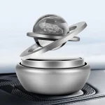 Modelo de sistema planetário com esfera de vidro representando um planeta, anéis metálicos simulando órbitas e base futurista em tom prateado.